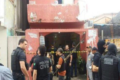 La polícia asegura el lugar de un ataque armado en Brasil.-