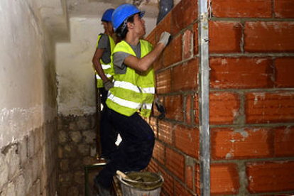 Las obras de reforma de las viviendas municipales de la calle San Benito. / ÁLVARO MARTÍNEZ-