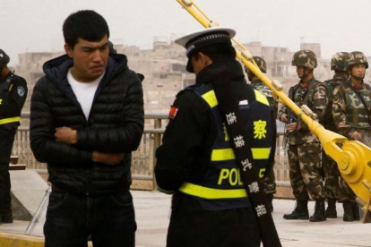 Un control policial en la región de Xinjiang.-EL PERIÓDICO