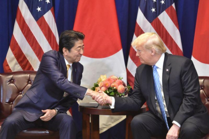 El Primer Ministro japonés, Shinzo Abe, junto al presidente de los Estados Unidos, Donald Trump--AFP