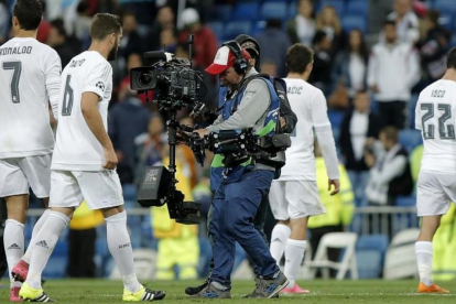Operador de cámara, durante el partido de la Champions Real Madrid - Shakhtar Donetsk.-JOSE LUIS ROCA