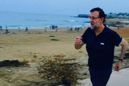 Mariano Rajoy, en la playa de Dakar, en la foto que ha colgado este lunes en su cuenta de Twitter.-Foto: TWITTER