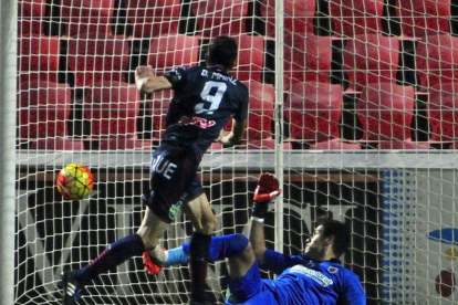 Munir poco pudo hacer en los goles del Huesca.-ÁREA 11