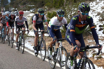 Marc Soler, en el centro, a rueda de Valverde, en el grupo que comanda Rojas, en la Volta.-TONI ALBIR / EFE