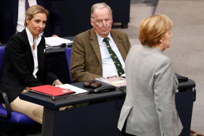 El cancillera Angela Merkel pasa frente a dos de los dirigentes de AfD, Alexander Gauland y Alice Weidel, en el Parlamento alemán.-AFP / ODD ANDERSEN