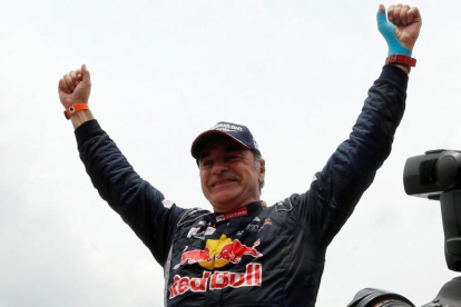 Carlos Sainz celebra su segunda victoria en el Dakar-ANDRES STAPFF (REUTERS)