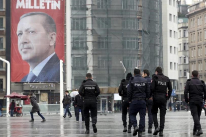 Pancarta con la imagen del presidente turco,  Recep Tayyip Erdogan,  en la plaza Taksim de Estambul.-EFE / TOLGA BOZOGLU