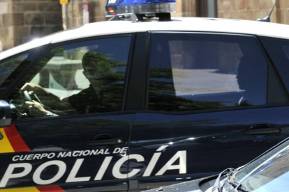 El acusado salió del Juzgado en torno a las 15.50 horas tras prestar declaración y fue dirigido en una patrulla policial hasta la cárcel.-VALENTÍN GUISANDE
