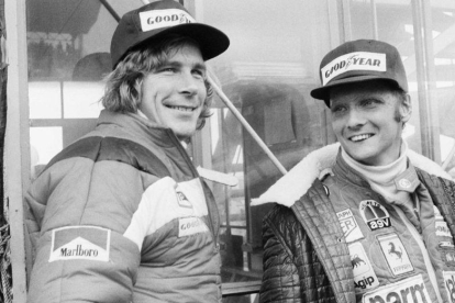 Niki Lauda (derecha) junto a James Hunt.-AP / NICK UT