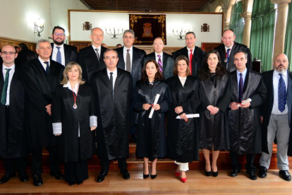 Foto de familia durante alñ celebración patronal de los abogados ayer.-Álvaro Martínez
