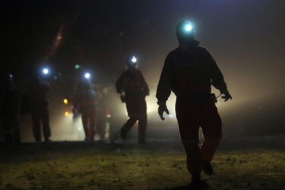 Mineros en una localidad del sur de Chile.-EFE / MARIO RUIZ