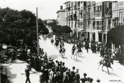 Fiestas de San Juan. Jueves La Saca. En la plaza Mariano Granados. Tiburcio Crespo Palomar. 1925. A. Carrascosa. AHPSo 182