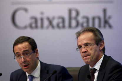 Gonzalo Cortázar y Jordi Gual, durante la presentación de los resultados de CaixaBank en Barcelona.-ALBERT GEA