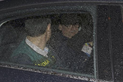 El expresidente de Banesto, Mario Conde, trasladado en un coche de la Guardia Civil.-EFE / J. J. GUILLÉN