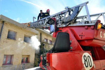 Momento del simulacro realizado ayer por los bomberos de Soria dentro de la Semana de la Prevención de Incendios. / ÁLVARO MARTÍNEZ-