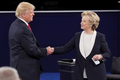 Donald Trump y Hillary Clinton se saludan antes de su segundo debate electoral, el último nueve de octubre en Misuri.-JIM YOUNG / REUTERS / REUTERS