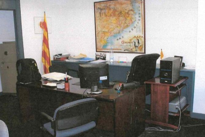 Imágen del reportaje fotográfico de la Guardia Civil del depacho del extesorero de CDC, Andreu Viloca.-