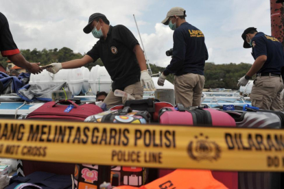 La policía filipina examina el barco donde se produjo la explosión.-ANTARA FOTO / REUTERS