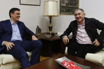 El presidente del Gobierno, Pedro Sánchez, reunido con el secretario general de UGT, José María Álvarez, en una imagen de archivo.-DAVID CASTRO