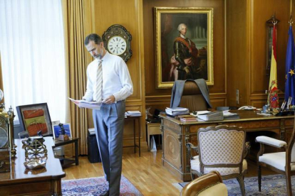 Imagen de Felipe VI durante una jornada de trabajo en su despacho del Palacio de la Zarzuela. © CASA DE S.M. EL REY