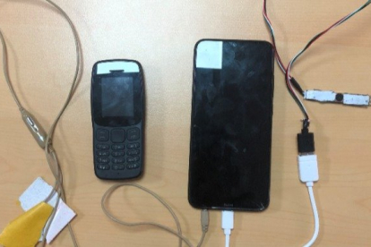 Teléfonos móviles conectados descubiertos en el examen.