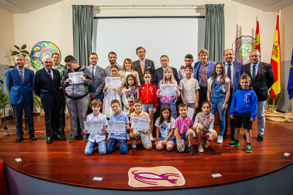 Foto de familia de ganadores y autoridades del concurso sobre Numancia