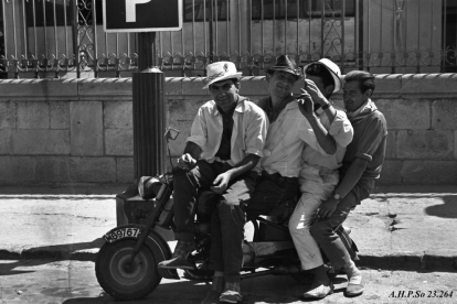 Personas en moto en las fiestas de San Juan de los años 70