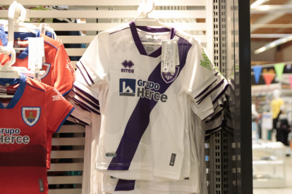 El CD Numancia presenta sus nuevas camisetas y pantalones para la temporada 2023/2024.