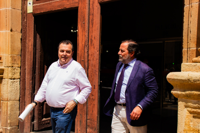 Octavio Palacios y José Manuel Hernando del PP a la salida de la Junta Electoral de Zona.
