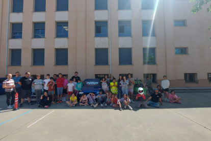 El club de automovilismo BNNOracing acerca su actividad a los alumnos del colegio de Berlanga.