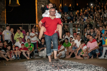 Uno de los pasadores cruza el fuego con una de las tres Móndidas a su espalda.