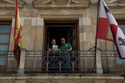 Los Jurados de San Juan, Isabel García y Mariano Martín, en el balcón del Ayuntamiento. ANA RENTA
