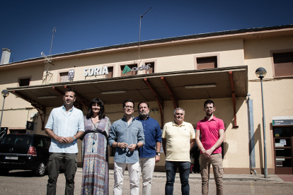 Los candidatos del PP en la estación de El Cañuelo.
