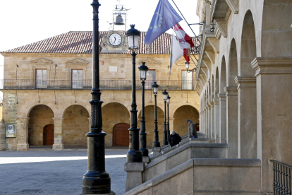 A la derecha, arcos del Ayuntamiento de Soria.