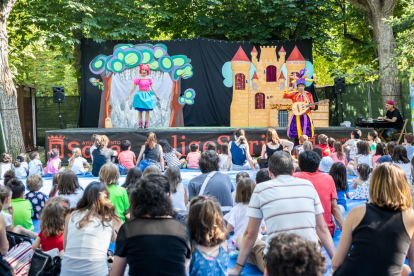 Primera sesión del teatro infantil de verano en la Dehesa.