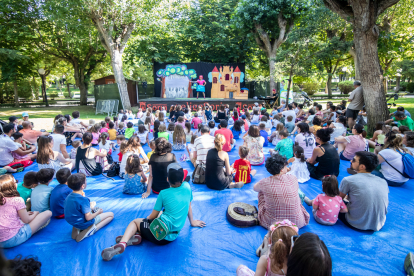 Primera sesión del teatro infantil de verano en la Dehesa.