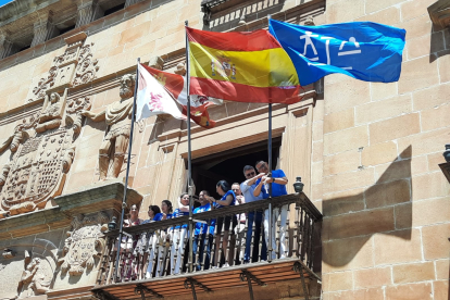 Miembros del turno de oficio de Soria, ayer en el Día de la Justicia Gratuita, en el izado de bandera.