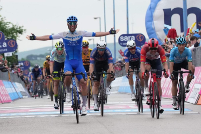 Michael Matthews ganando una etapa en el Giro de Italia al sprint.