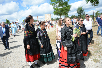 Los pueblos participantes en la romería de la Blanca se saludan con cruces y pendones.