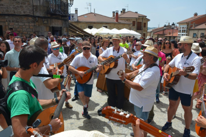 La ronda en Duruelo por Santa Marina