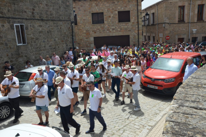 La ronda en Duruelo por Santa Marina