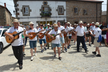 La ronda en Duruelo por Santa Marina