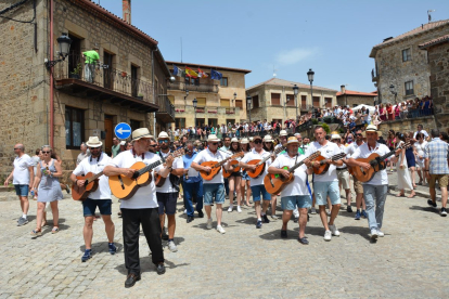 La ronda en Duruelo por Santa Marina