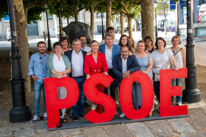 Candidatos y autoridades del PSOE en el acto de cierre de campaña.