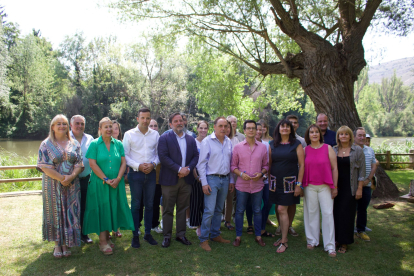 Candidatos del PP en este 23J junto al Duero, acompañados de representantes instituciones.