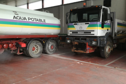 Camiones cisterna de la Diputación.
