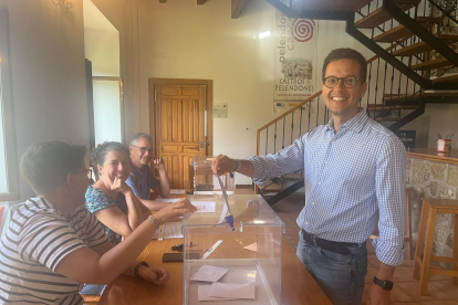 Tomás Cabezón, candidato al Congreso por el PP de Soria, vota en Castilfrío de la Sierra.