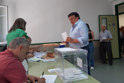 Jesús Cedazo vota en Almazán