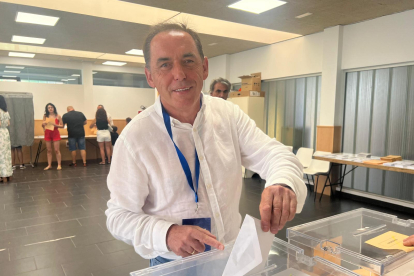 El alcalde de Golmayo y presidente del PP de Soria, Benito Serrano, votando. HDS