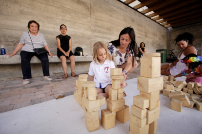 La plaza de España de Osma se ha convertido estos días de fiesta en un espacio para compartir juegos.
